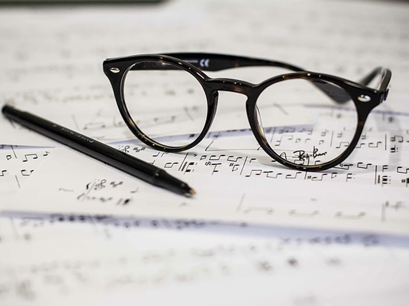 5 Symptom Shows that You Need Reading Glasses